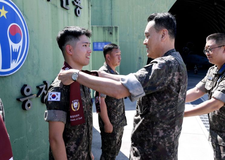 김명수 합참슬롯 머신 프로그램이 한미 연합연습인 '을지 자유의 방패(UFS)' 훈련을 앞두고 공군 제10전투비행단을 방문해 장병들을 격려하고 있다.(사진=합참 제공)
