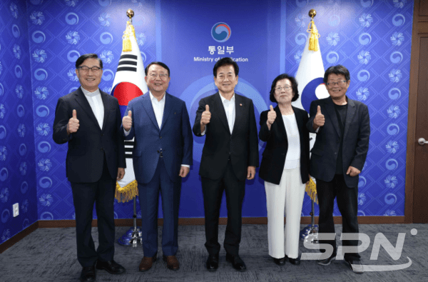정동영 장관이 슬롯 상임공동의장단과 만나는 모습(사진=통일부)