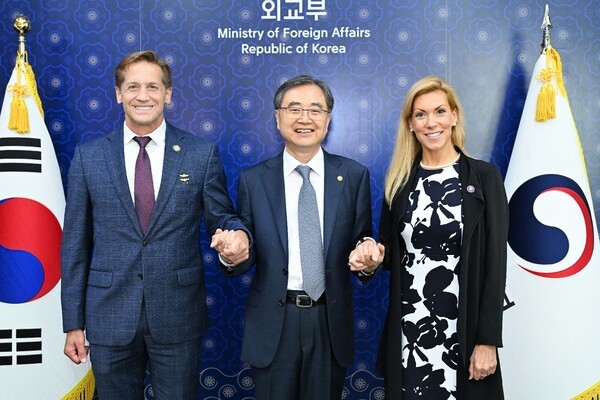조현 외교부 장관이 서울을 방문한 베스 반 듀인(텍사스) 하원에볼루션 카지노 사이트과 리차드 맥코믹(조지아) 하원에볼루션 카지노 사이트을 만나는 모습(사진=외교부)
