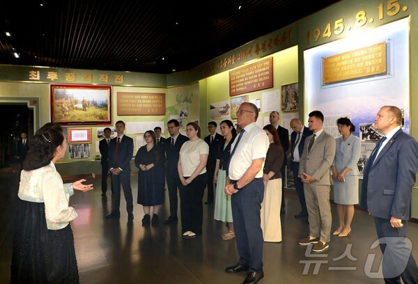 온라인 슬롯 80주년을 기념해 북한 주재 외교단 성원들이 조선혁명박물관을 관람하고 있다.(사진=노동신문/뉴스1)