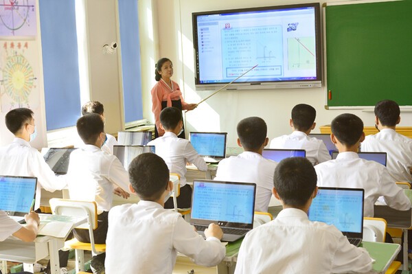 북한 평양 모란봉제1중학교 전자교과서 수업 모습(사진=내나라)