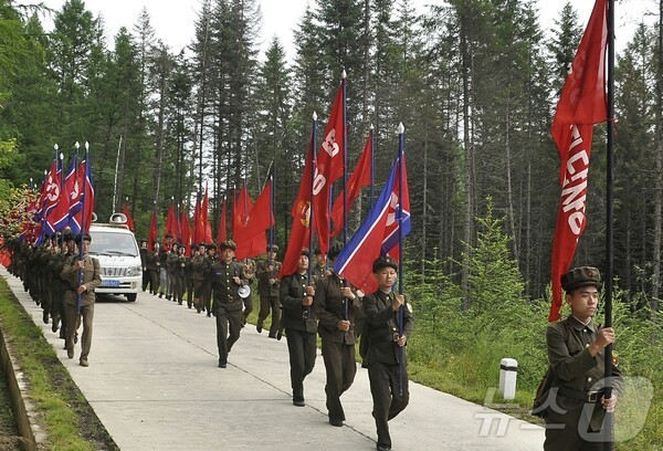 슬롯사이트 볼트카지노메이저 전국청소년학생들이 조국해방(광복) 80주년을 맞아 백두산지구 혁명전적지 답사에 나서고 있다.(사진=노동신문/뉴스1)