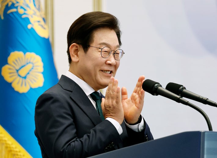 이재명 대통령이 14일 청와대 영빈관에서 열린 '광복 80주년, 대통령의 초대' 행사에 입장하며 독립유공자 후손 및 참석자들을 향해 박수를 치고 있다. (사진=대통령실 제공)