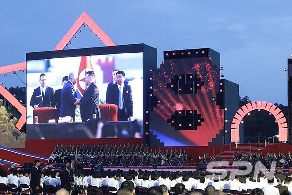 북한 광복절 80주년 기념식 참석한 뱌체슬라프 볼로딘 러시아 국가두마 바카라 토토 사이트이 김정은 총비서에게 블라디미르 푸틴 러시아 대통령의 축하 인사를 전하고 있다.(사진=러시아 국가두마 홈페이지)