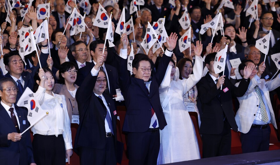 이재명 바카라 온라인과 부인 김혜경 여사가 15일 광복절 기념식에서 만세 삼창을 하고 있다.(바카라 온라인실 제공)