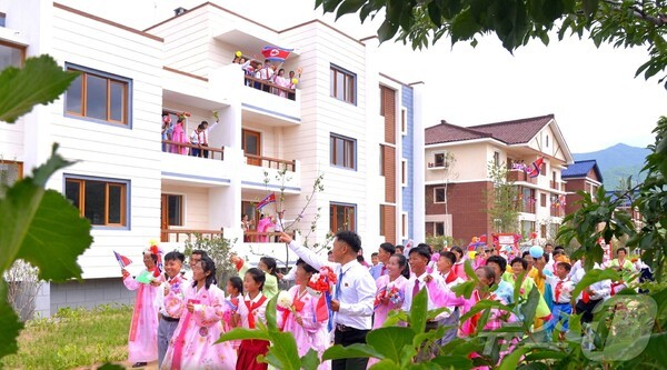 북한 회령시 창태축산농장 슬롯사이트 보스 입사모임(사진=노동신문/뉴스1)