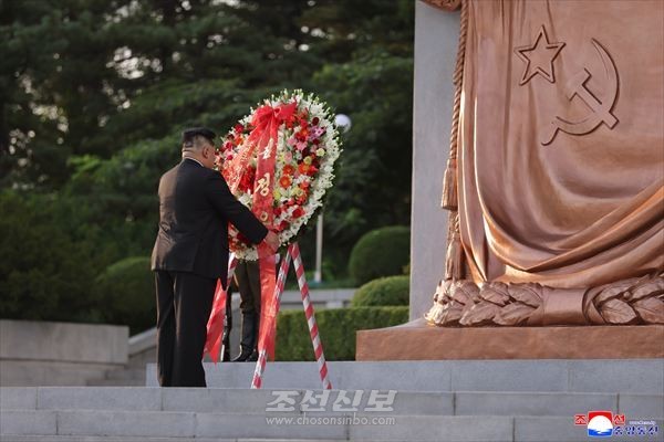 북한 김정은 총비서가 광복 80주년을 맞아 북러 친선의 상징인 온라인바카라을 참배하고 있다.(사진=조선신보)