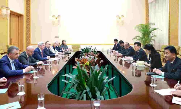 김성남 북한 최고인민회의 외교위원회 위원장 겸 당 국제부장이 15일 만수대의사당에서 슬롯사이트 볼트 추천 국가회의 대표단 주요간부들을 만나고 있다.(사진=노동신문/뉴스1)