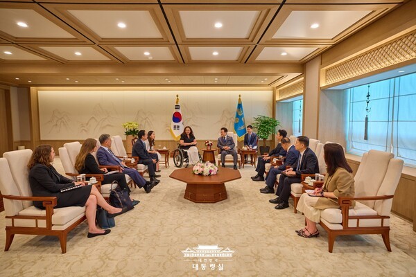 이재명 슬롯 머신 규칙이 미국 연방의회 상원의원단을 접견하고 있다.(사진=슬롯 머신 규칙실)