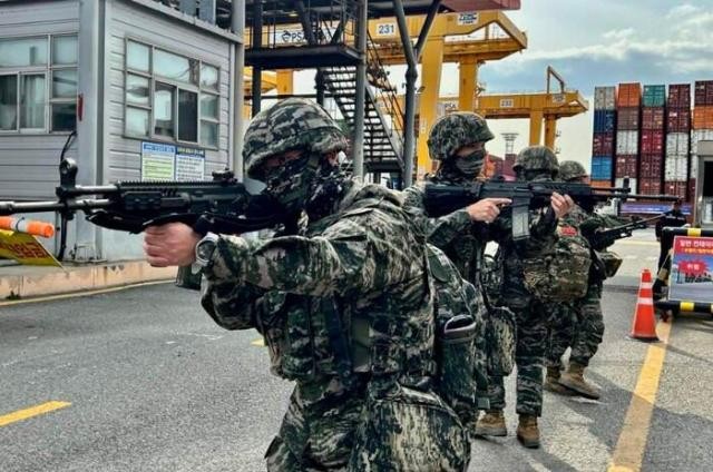 해군 인천해역방어사령부는 19일 토토 바카라 사이트에서 통합 항만 방호 훈련을 실시했다.(사진=해군 제공)