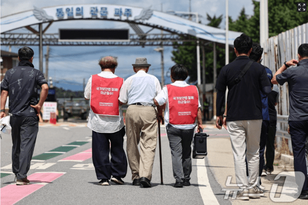 비전향장기수 카지노 슬롯 머신 씨가 20일 경기 파주 통일대교에서 북한 송환을 요구하며 북쪽 방면으로 향하고 있다(사진=뉴스1)