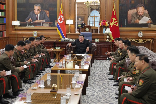 북한 김정은 총비서가 국가표창 수여식에 참석하기 위해 귀국한 해외작전부대 주요 바카라 게임 사이트들을 접견하고 있다.(사진=노동신문/뉴스1)