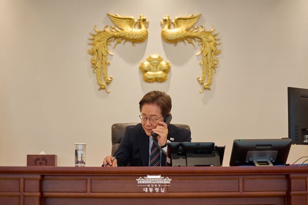 이재명 2025년 슬롯사이트 통화 모습(사진=2025년 슬롯사이트실)