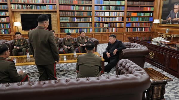 북한 김정은 총비서가 국가표창 수여식에 참석하기 위해 귀국한 해외작전에볼루션 카지노 사이트 주요 지휘관들을 격려하고 있다.(사진=노동신문/뉴스1)