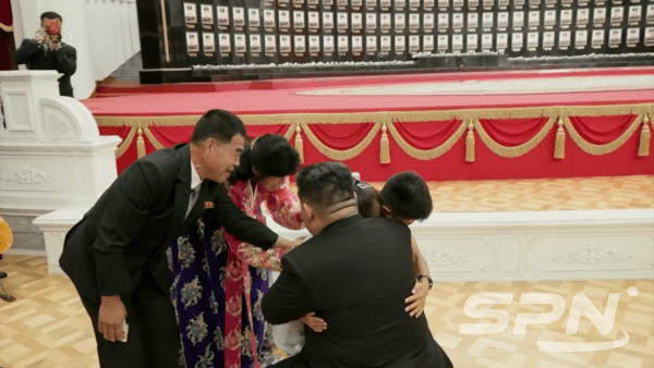 김정은 카지노사이트추천 총비서가 국가표창 수여식에 참석한 전사자 유가족들을 위로하고 있다.(사진=조선중앙TV 갈무리)