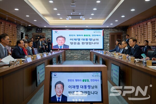 이재명 대통령이 6월 13일 경기도 연천 접경지역을 방문해 주민들과 간담회를 하고 있다.(사진=대통령실)
