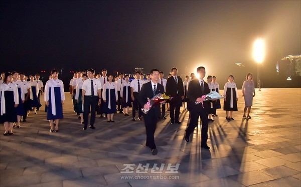 평양에 도착한 조총련 무료 슬롯 사이트 학생들이 김일성-김정일 동상을 참배하고 있다(사진=조선신보)