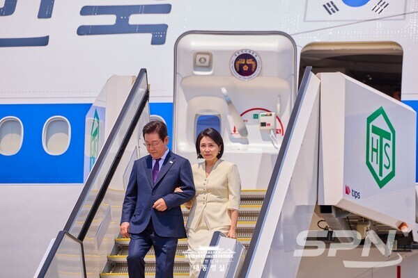 일본과 미국 순방에 나선 이재명 대통령이 김혜경 여사와 함께 공군1호기에서 내리고 있다.(사진=대통령실)