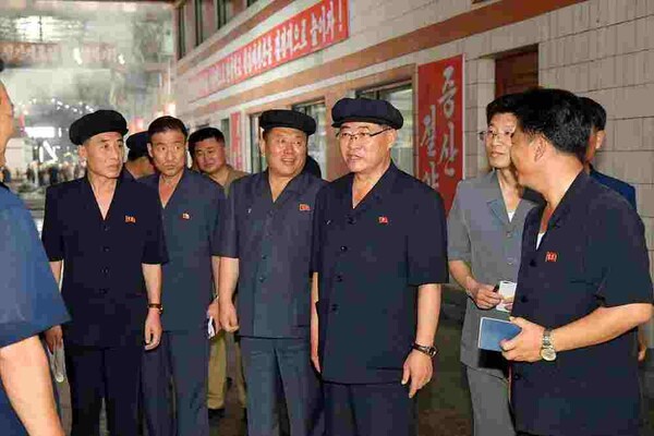박태성 북한 내각토토 카지노가 천리마제강연합기업소를 시찰하고 있다.(사진=노동신문/뉴스1)