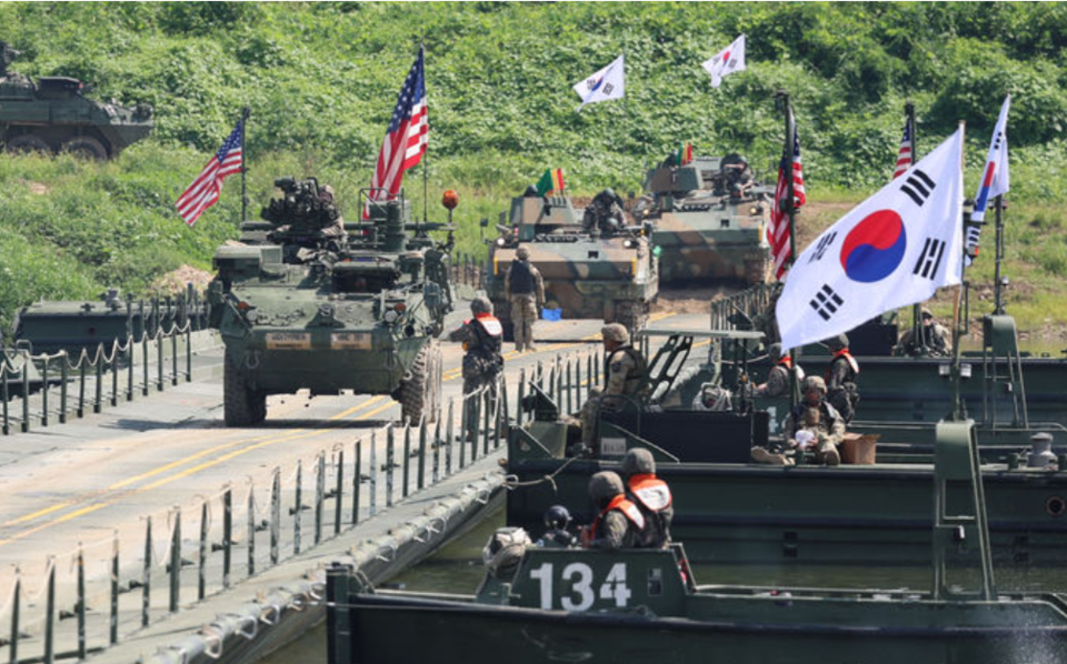 27일 오전 경기 여주시 강변유원지 일대 사설 카지노장에서 7공병여단과 미2사단 장병들이 한미연합 도하사설 카지노을 하고 있다.(사진=육군 제공)