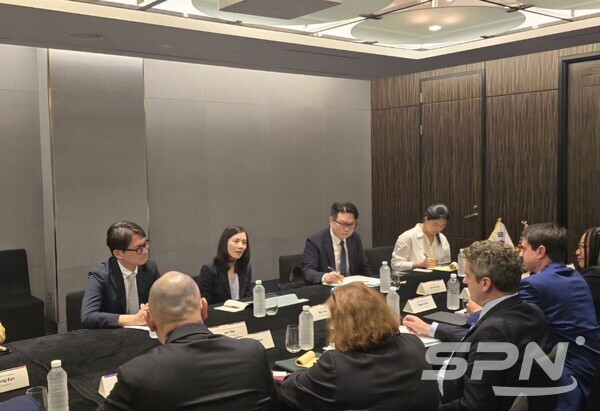김진아 바카라 토토 사이트부 2차관이 제임스 댄리 미국 에너지부 부장관과 협의를 갖고 있다(사진=바카라 토토 사이트부)