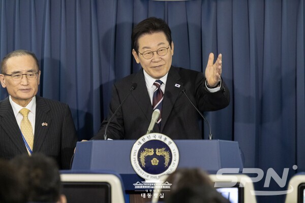 미일 순방에 나선 이재명 대통령의 기내간담회 모습을 바카라 게임 국가안보실장이 지켜보고 있다.(사진=대통령실)