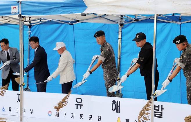 27일 경기 포천시 고모호수공원에서 열린 육군 8기동사단 2025년 6·25 전쟁 전사자 유해인터넷 바카라 개토식에서 참석한 내빈들이 시삽하고 있다. (사진=육군 제공)