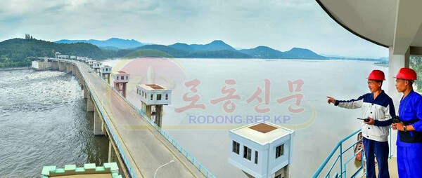 북한 미림갑문사업소에서 많은비 피해에 대비하고 있다.(노동신문/카지노 입플1)