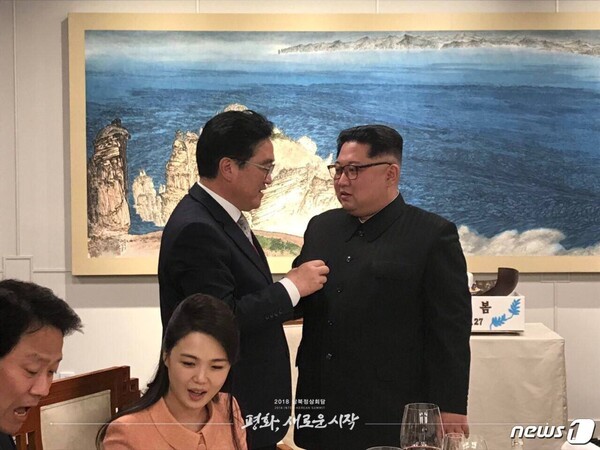 카지노 슬롯 머신 북한 국무위원장이 지난 2018년 4월 27일 판문점 평화의집에서 열린 환영만찬에서 우원식 당시 더불어민주당 원내대표와 대화를 나누고 있다. 두 사람 앞에 임종석 대통령비서실장과 김 위원장의 부인 리설주 여사가 보인다.(청와대 페이스북) 2018.4.29/뉴스1