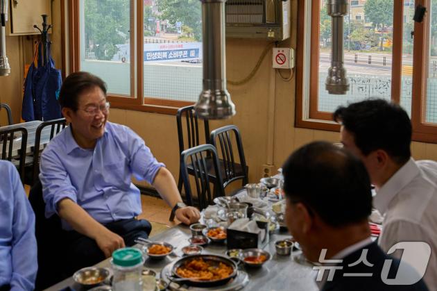 이재명 슬롯사이트 2025년이 지난 31일 서울 용산 슬롯사이트 2025년실 인근 식당에서 강훈식 비서실장을 비롯한 참모진들과 점식식사를 하고 있다. (이재명 슬롯사이트 2025년 SNS. 재판매 및 DB금지) 2025.8.1/뉴스1 ⓒ News1 이재명 기자