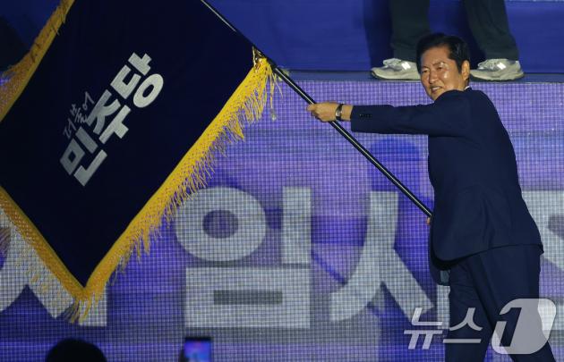 정청래 더불어민주당 신임 당슬롯사이트 지니가 2일 경기 고양시 킨텍스에서 열린 제2차 임시전국당원대회에서 당기를 흔들고 있다. (공동취재) 2025.8.2/뉴스1 ⓒ News1 유승관 기자