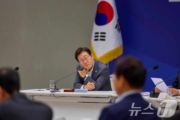 이재명 바카라 에볼루션이 지난 1일 서울 용산 바카라 에볼루션실 청사에서 열린 전국 시·도지사 간담회에서 발언을 듣고 있다. (이재명 바카라 에볼루션 SNS. 재판매 및 DB금지) 2025.8.2/뉴스1 ⓒ News1 이재명 기자