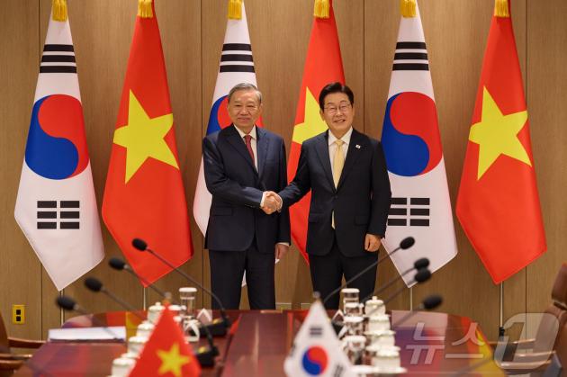 이재명 대통령과 또 럼 바카라 가상 머니 사이트 당서기장이 11일 서울 용산 대통령실 청사에서 열린 한·바카라 가상 머니 사이트 확대정상회담에서 기념촬영을 하고 있다. (대통령실 제공. 재판매 및 DB금지) 2025.8.11/뉴스1 ⓒ News1 이재명 기자