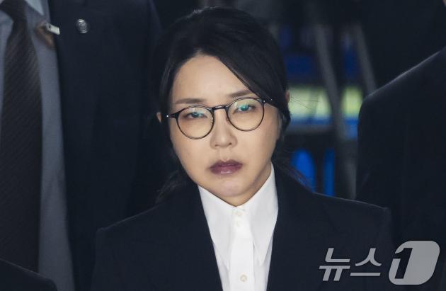 윤석열 전 대통령 부인 김건희 여사가 12일 오후 서울 서초구 서울중앙지법에서 열린 바카라 에볼루션 전 피의자 심문(영장실질심사)를 마치고 나오고 있다. 2025.08.12/뉴스1 ⓒ News1 사진공동취재단