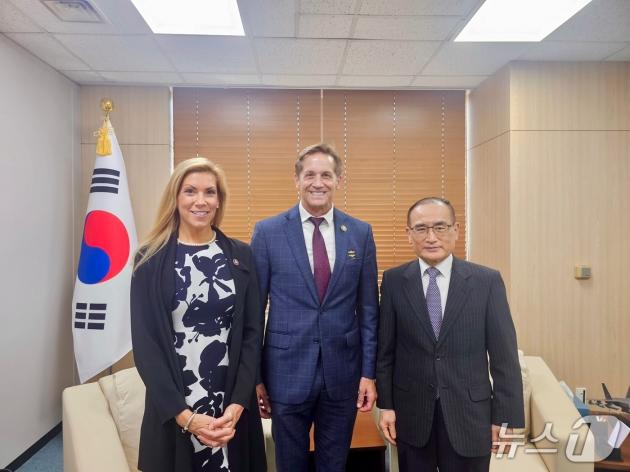 (오른쪽) 위성락 안보실장이 12일 (왼쪽) 방한한 베스 반 듀인 미국 텍사스주 하원2025년 슬롯사이트과 (중앙) 리차드 맥코믹 조지아 하원2025년 슬롯사이트을 만났다. (대통령실 자료 제공)