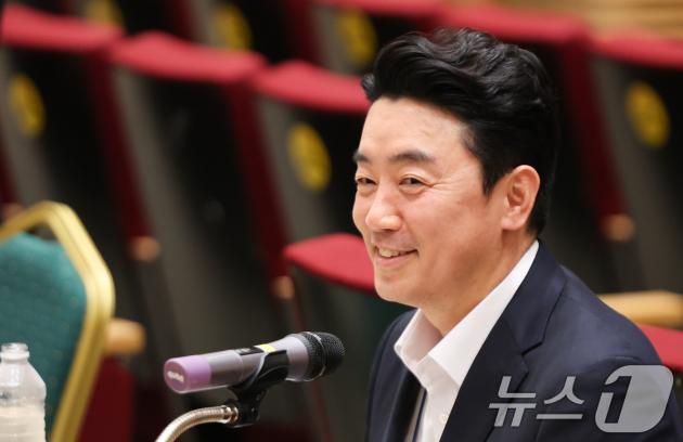 강훈식 대통령 비서슬롯 머신 일러스트이 19일 서울 용산 대통령실 청사에서 열린 기자간담회에서 미소 짓고 있다. 2025.8.19/뉴스1 ⓒ News1 허경 기자