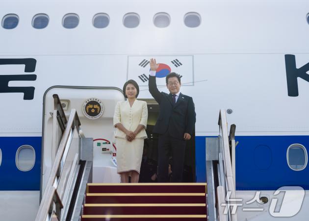 이재명 샌즈 카지노 사이트과 김혜경 여사가 일본·미국 정상과 순차 정상회담 참석을 위해 23일 경기도 성남 서울공항에서출국하며 인사를 하고 있다. (샌즈 카지노 사이트실 제공. 재판매 및 DB 금지) 2025.8.23/뉴스1 ⓒ News1 허경 기자