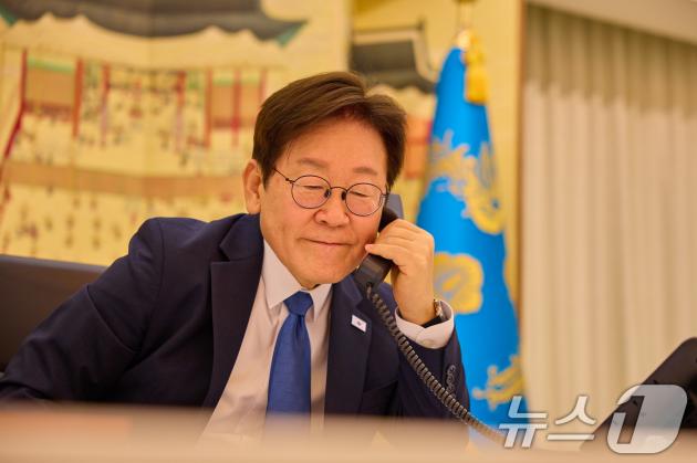 이재명 대통령이 28일 서울 한남동 관저에서 에모말리 라흐몬 타지키스탄 슬롯사이트 업카지노 통화를 하고 있다. (대통령실 제공. 재판매 및 DB 금지) ⓒ News1 이재명 기자