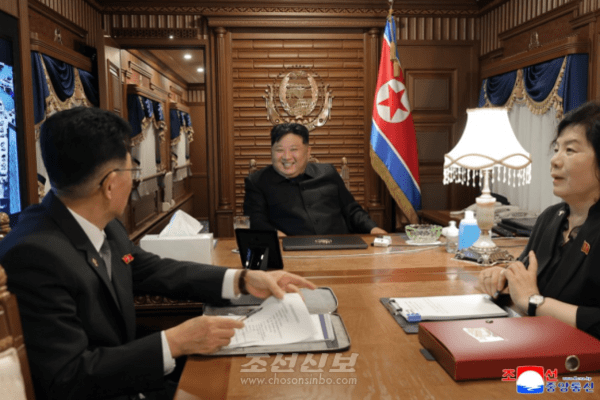 북한 카지노 바카라 총비서가 중국으로 가는 전용열차 안에서 최선희 외무상, 김성남 국제부장 등과 대화를 나누고 있다.(사진=조선신보)