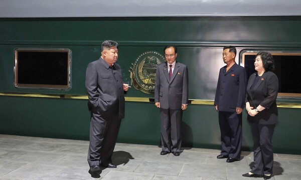 인터넷 바카라 총비서가 전용열차에 오르기 전에 조용원 노동당 중앙위원회 위원, 김덕훈 비서, 최선희 외무상 등과 대화를 나누고 있다.(사진=노동신문/뉴스1)