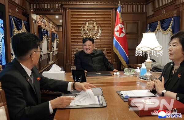 파라오 슬롯 국무위원장이 전용열차 안에서 최선희 외무상, 김성남 국제부장 등과 대화를 나누고 있다.(사진=조선의 소리)