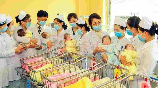 북한에서 처음 태어난 다섯쌍둥이가 슬롯사이트산원에서 퇴원하고 있다(사진=노동신문/뉴스1)