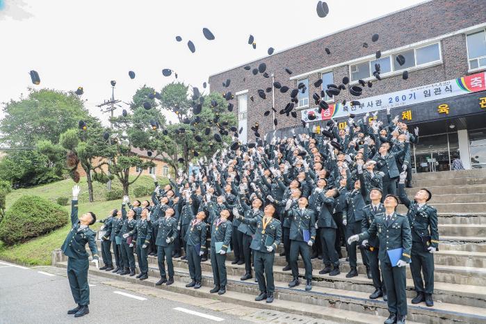 지난달 29일 육군특수전학교에서 열린 특전부사관 260기 임관식에서 신임 부사관들이 베레모를 하늘로 던지고 있다. (카지노 사이트일보 제공)