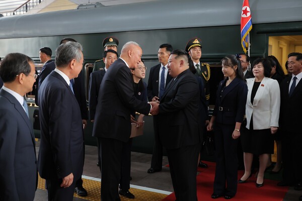 2일 오후 중국 베이징에 도착한 김정은 총비서. 뒤에 딸 김주애가 서 있다.(사진=노동신문/뉴스1)