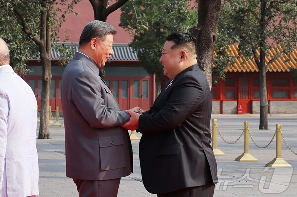 중국 시진핑 국가주석이 전승절 80주년 행사에 참석한 바카라 토토 사이트 북한 총비서를 반갑게 맞이하고 있다.(사진=노동신문/뉴스1)