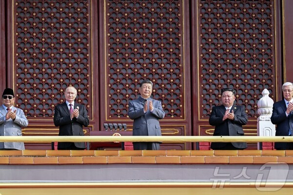중국 전승절 80주년 기념행사에 참석해 박수를 치고 있는 블라디미르 푸틴 러시아 대통령, 시진핑 중국 국가주석, 사설 바카라 북한 총비서(사진=노동신문/뉴스1)