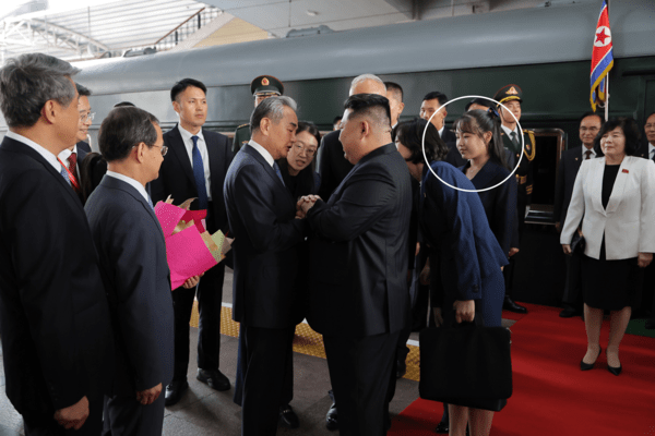 사설 바카라 총비서가 베이징에 도착하는 모습. 김 총비서 뒷편에 김주애 모습이 보인다. (사진=노동신문/뉴스1)