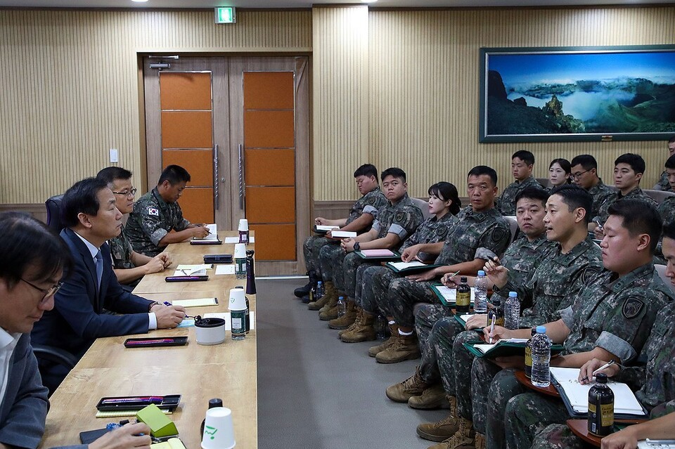 이두희 슬롯 꽁 머니부 차관이 5일 육군 수도기계화보병사단과 3보병사단을 각각 방문해 초급·중견간부들과 간부 획득 및 복무 여건 개선을 위한 현장 간담회를 실시했다고 슬롯 꽁 머니부가 밝혔다.(사진=슬롯 꽁 머니부 제공)