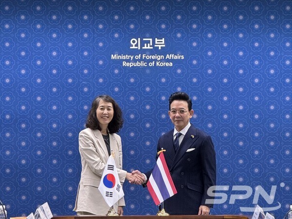 서빈 외교부 공공파라오 슬롯외교국장과 니껏뎃 파랑꾼 태국 외교부 공보국장(사진=외교부)