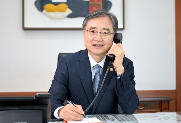 조현 외교부 인터넷 바카라 통화 모습(사진=외교부)